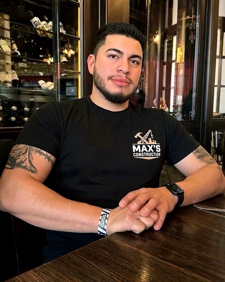 Max, el dueño de Max’s Construction, con la camisa de la empresa
