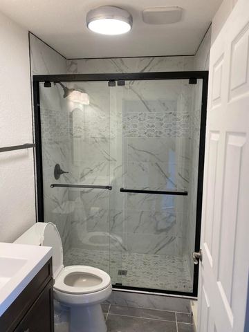 Glass shower with marble-look porcelain