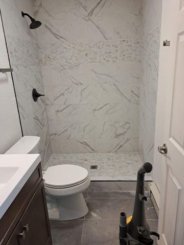 Walk-in shower in large-format porcelain